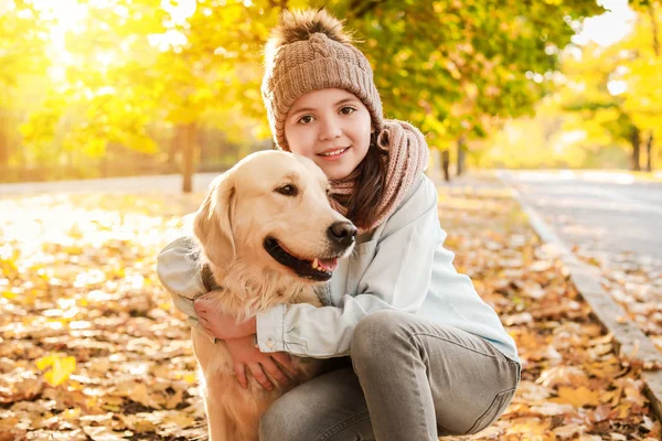 秋天公园里带着可爱的小狗的小女孩 — 图库照片
