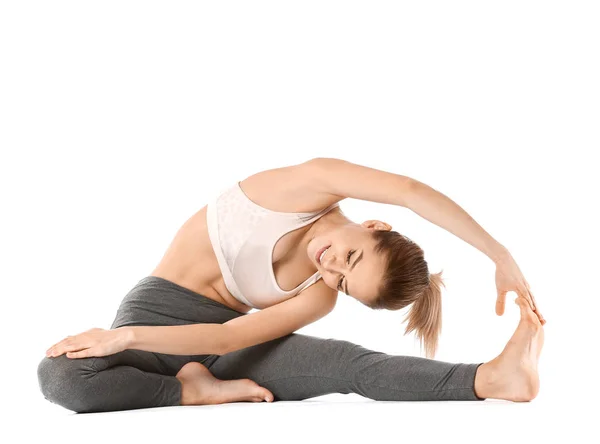 Mooie jonge vrouw die het beoefenen van yoga op witte achtergrond — Stockfoto