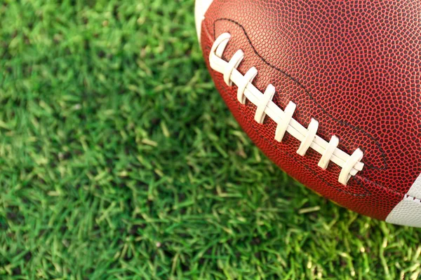 Rugby bal op groen veld buiten, close-up Stockfoto