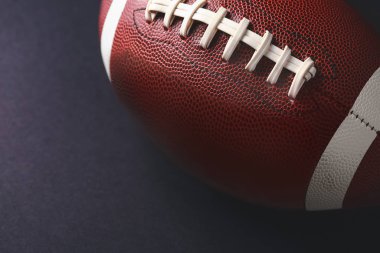 Koyu arka plan, closeup rugby topu