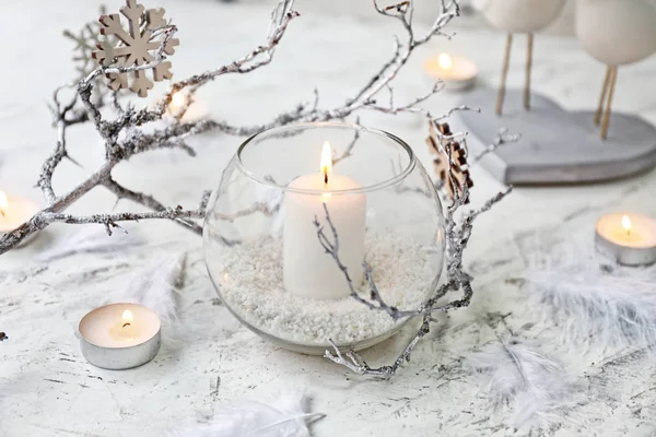 Candele incandescenti con decorazioni natalizie su sfondo bianco — Foto Stock