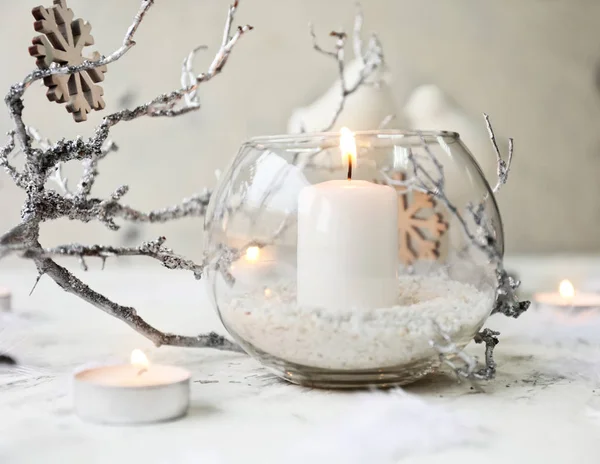 Candele incandescenti con decorazioni natalizie su sfondo bianco — Foto Stock