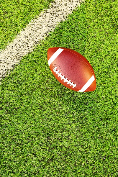 Bola de rugby no campo verde ao ar livre — Fotografia de Stock