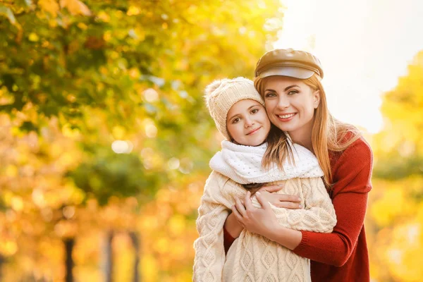 Portrait of happy mother and little daughter in autumn park — Stock Photo, Image