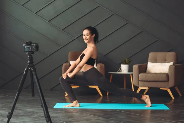 African-American female blogger recording sports video at home — Stock Photo, Image