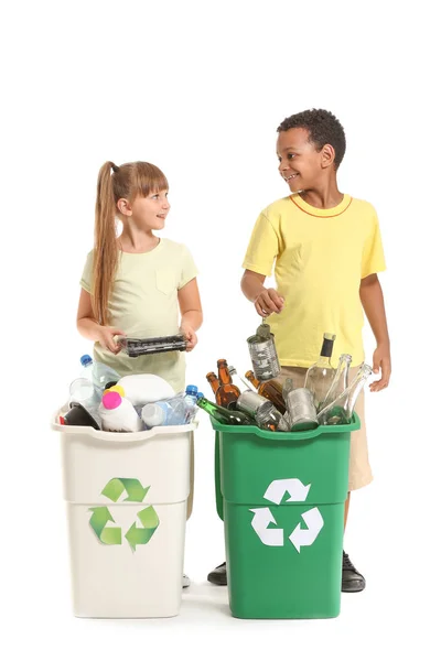 Niños pequeños y contenedores con basura sobre fondo blanco. Concepto de reciclaje —  Fotos de Stock