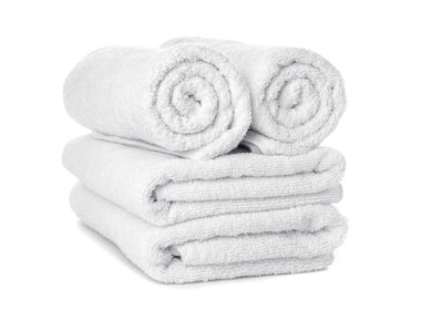 Temiz yumuşak havlular beyaz üzerine izole edilmiş