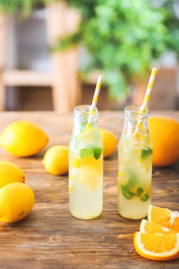 Masada taze limonata şişeleri