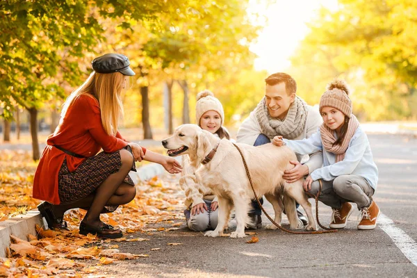 Šťastná rodina se psem na podzim park — Stock fotografie