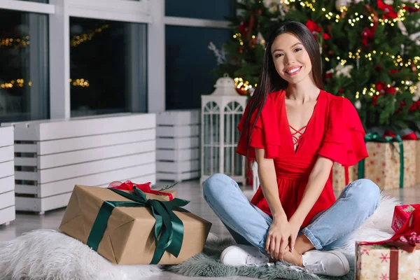 Hermosa mujer asiática con regalos de Navidad en casa —  Fotos de Stock
