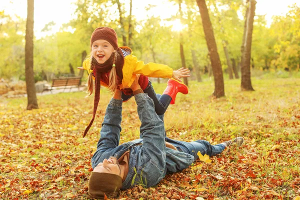 Happy father and daughter having fun in autumn park — Stock Photo, Image