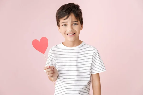 Słodki chłopczyk z papierowym sercem na tle koloru. Święto Walentynek — Zdjęcie stockowe