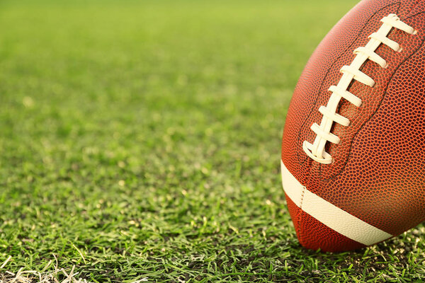 Регби мяч на зеленом поле на открытом воздухе
