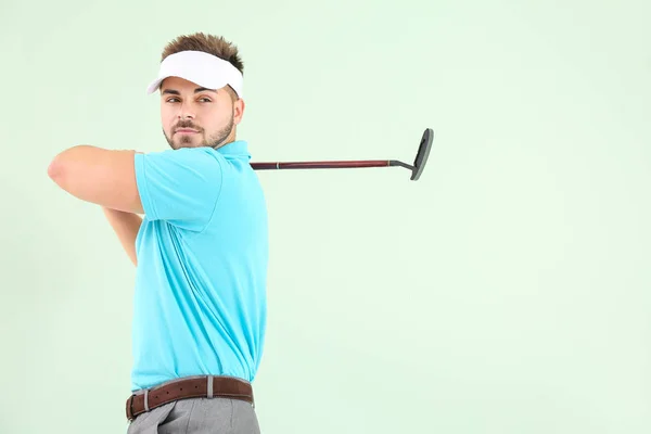 Bonito golfista masculino no fundo de cor — Fotografia de Stock