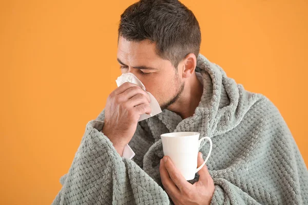 Man ill with flu on color background — Stock Photo, Image