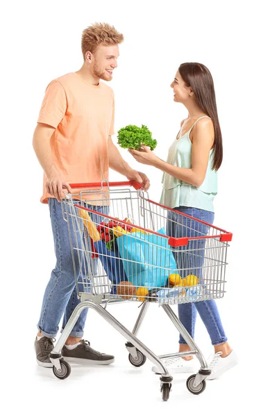 Beyaz arka planda alışveriş sepeti ile genç çift — Stok fotoğraf