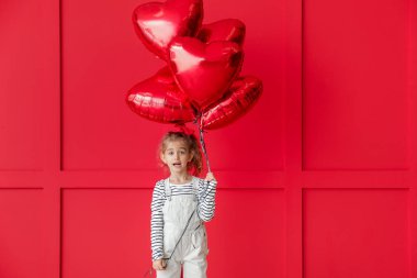 Renkli balonları olan şirin küçük bir kız. Sevgililer Günü kutlaması