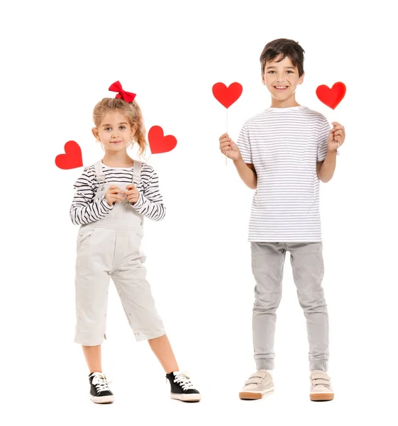 Leuke kleine kinderen met papieren hartjes op witte achtergrond. Valentijnsdag — Stockfoto