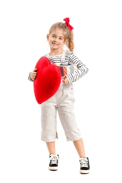 Linda niña con almohada en forma de corazón sobre fondo blanco. Celebración de San Valentín —  Fotos de Stock