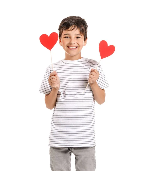 Ragazzino carino con cuori di carta su sfondo bianco. Festa di San Valentino — Foto Stock