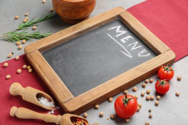 Boş menü ve gri arkaplanda ürünler