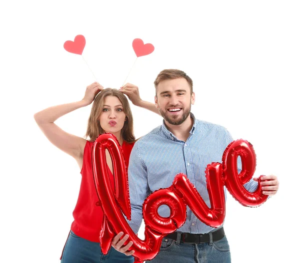 Feliz pareja joven con globo en forma de palabra AMOR sobre fondo blanco. Celebración de San Valentín —  Fotos de Stock