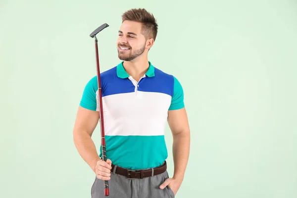 Bonito golfista masculino no fundo de cor — Fotografia de Stock