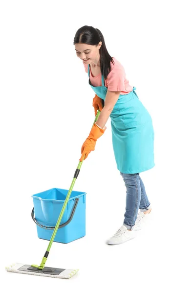 흰 천으로 걸레를 두르고 있는 여성 청소부 — 스톡 사진