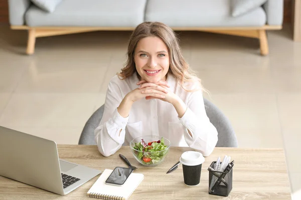 Mujer con ensalada de verduras saludables en la oficina —  Fotos de Stock