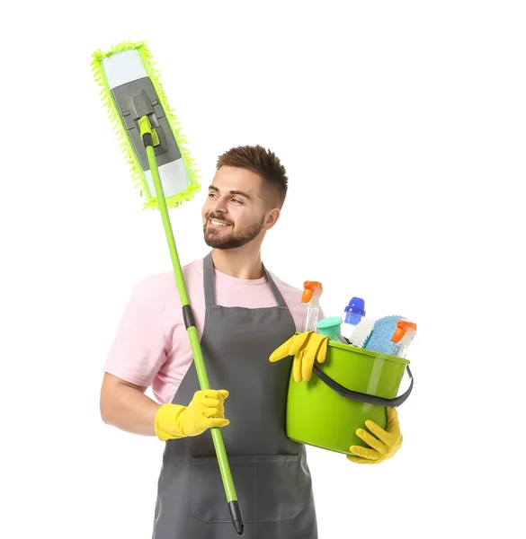 Homem zelador com suprimentos de limpeza em fundo branco — Fotografia de Stock