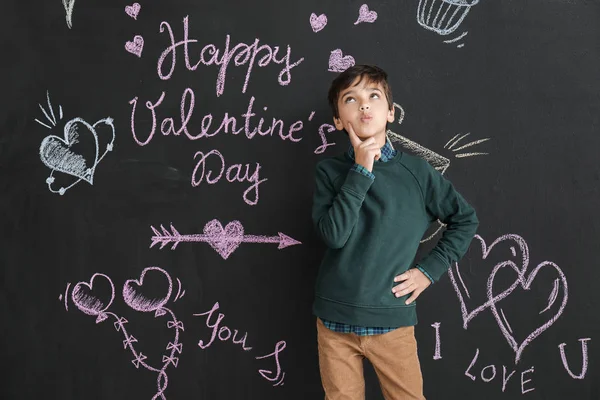 Ragazzino premuroso vicino al muro oscuro. Festa di San Valentino — Foto Stock