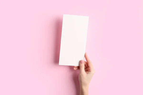 Žena ruka s prázdným menu na barevném pozadí — Stock fotografie