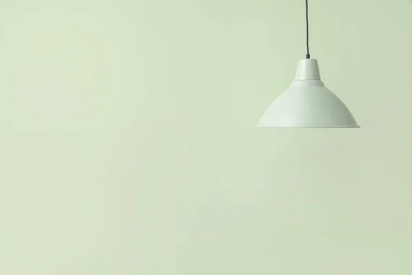 Stilvolle Lampe auf farbigem Hintergrund — Stockfoto