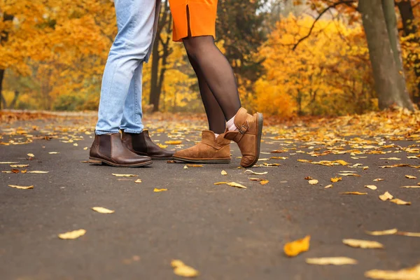 Amare giovane coppia nel parco autunnale — Foto Stock