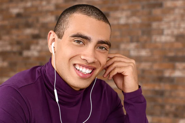 Retrato de un joven guapo escuchando música en casa —  Fotos de Stock