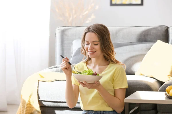 Mujer comiendo ensalada de verduras saludables en casa — Foto de Stock