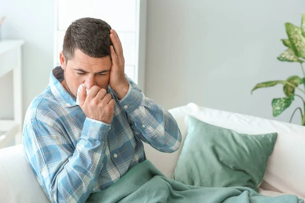 Man ill with flu at home — Stock Photo, Image