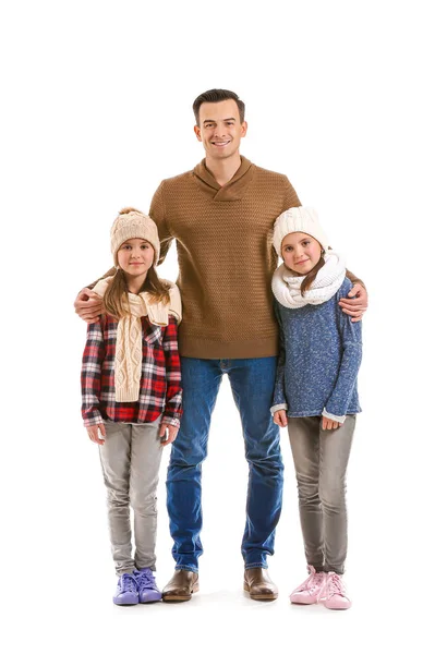 Familia feliz en ropa de otoño sobre fondo blanco — Foto de Stock