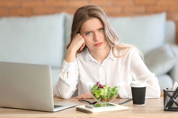 Mujer indignada con ensalada de verduras saludables en la oficina —  Fotos de Stock