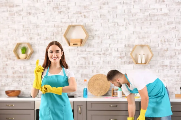 Retrato de mulher zeladora na cozinha — Fotografia de Stock