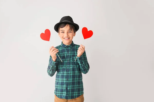 Ragazzino carino con i cuori rossi su sfondo grigio. Festa di San Valentino — Foto Stock