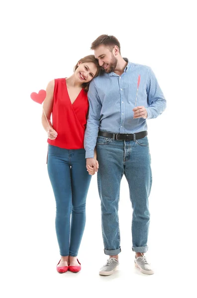 Glada unga par med röda hjärtan på vit bakgrund. Alla hjärtans dag firande — Stockfoto