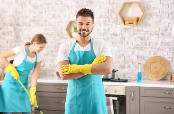Retrato do zelador masculino na cozinha — Fotografia de Stock