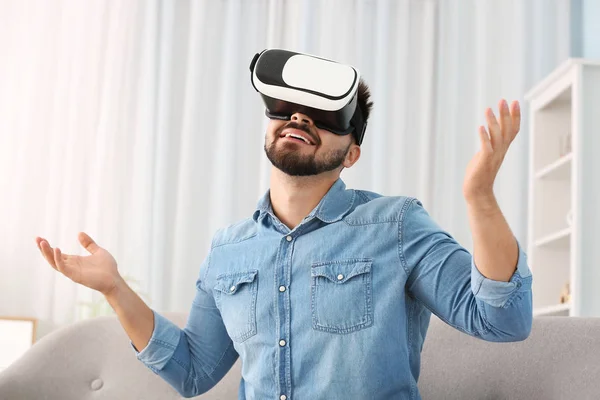 Junger Mann mit Virtual-Reality-Brille zu Hause — Stockfoto