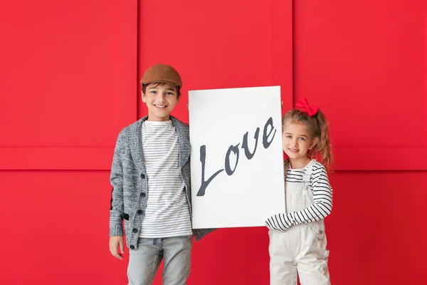 Sevimli küçük çocuklar ellerinde aşk sözcüğüyle resim tutuyorlar. Sevgililer Günü kutlaması — Stok fotoğraf