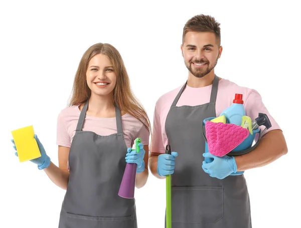 Equipe de zeladores com suprimentos de limpeza em fundo branco — Fotografia de Stock