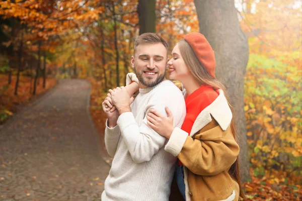 Liefdevolle jong koppel in herfst park — Stockfoto