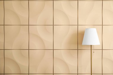 Renkli arkaplanda şık bir lamba