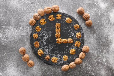 Lezzetli cevizli kompozisyon ve gri arka planda pano