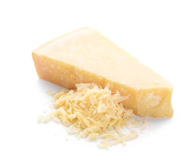 Beyaz arka planda lezzetli parmesan peyniri